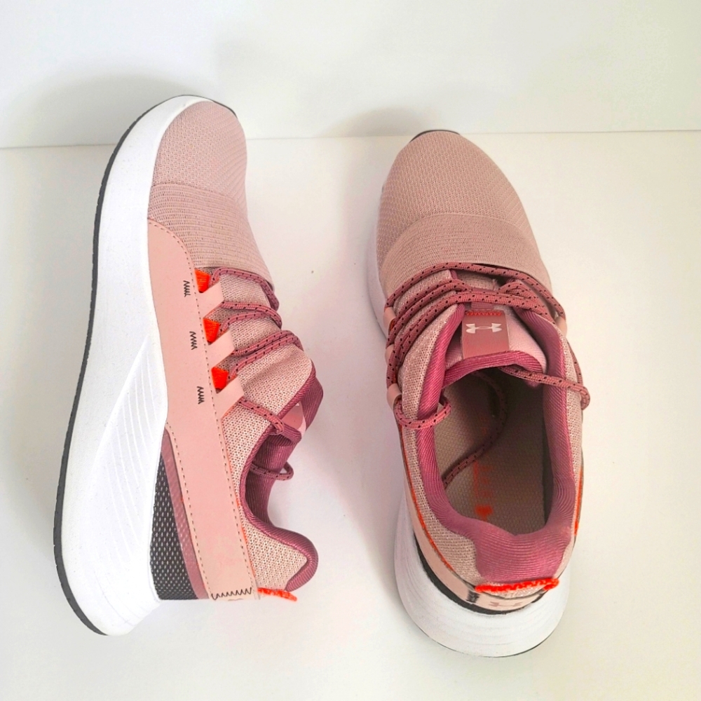 UNDEE ARMOUR WOMEN'S CHARGED BREATHE LACE SNEAKER